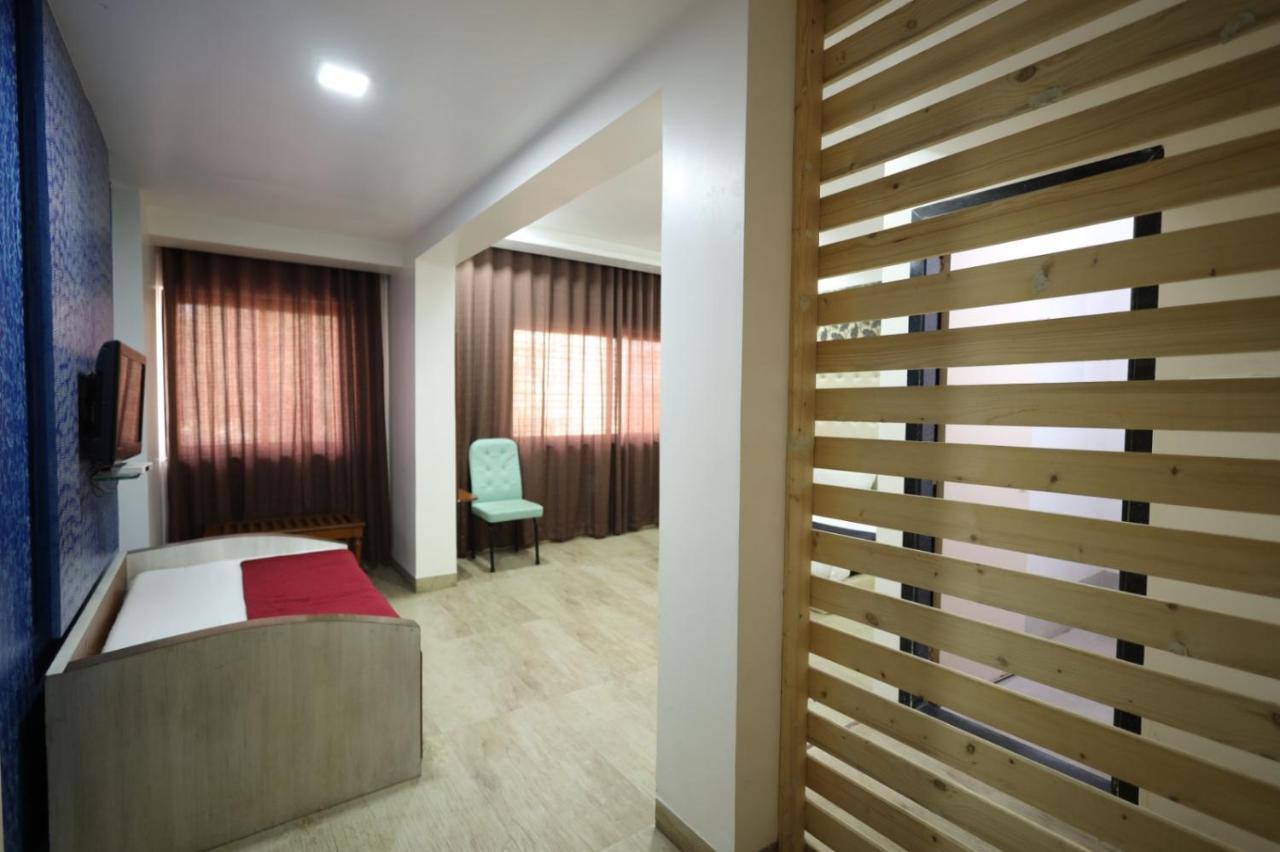 Saish Hotel Shirdi Exteriör bild