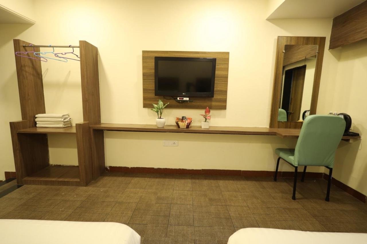 Saish Hotel Shirdi Exteriör bild