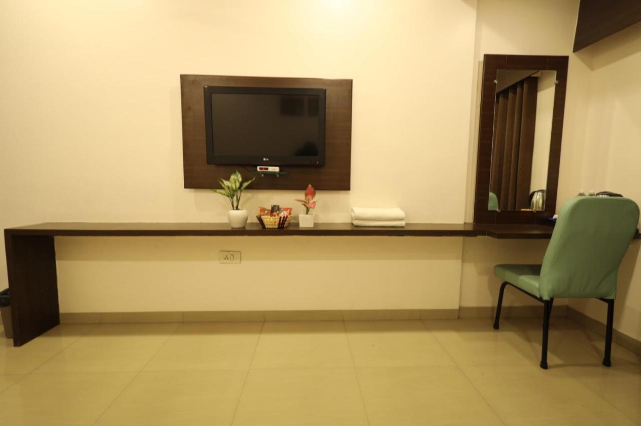 Saish Hotel Shirdi Exteriör bild