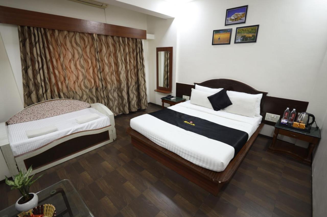 Saish Hotel Shirdi Exteriör bild