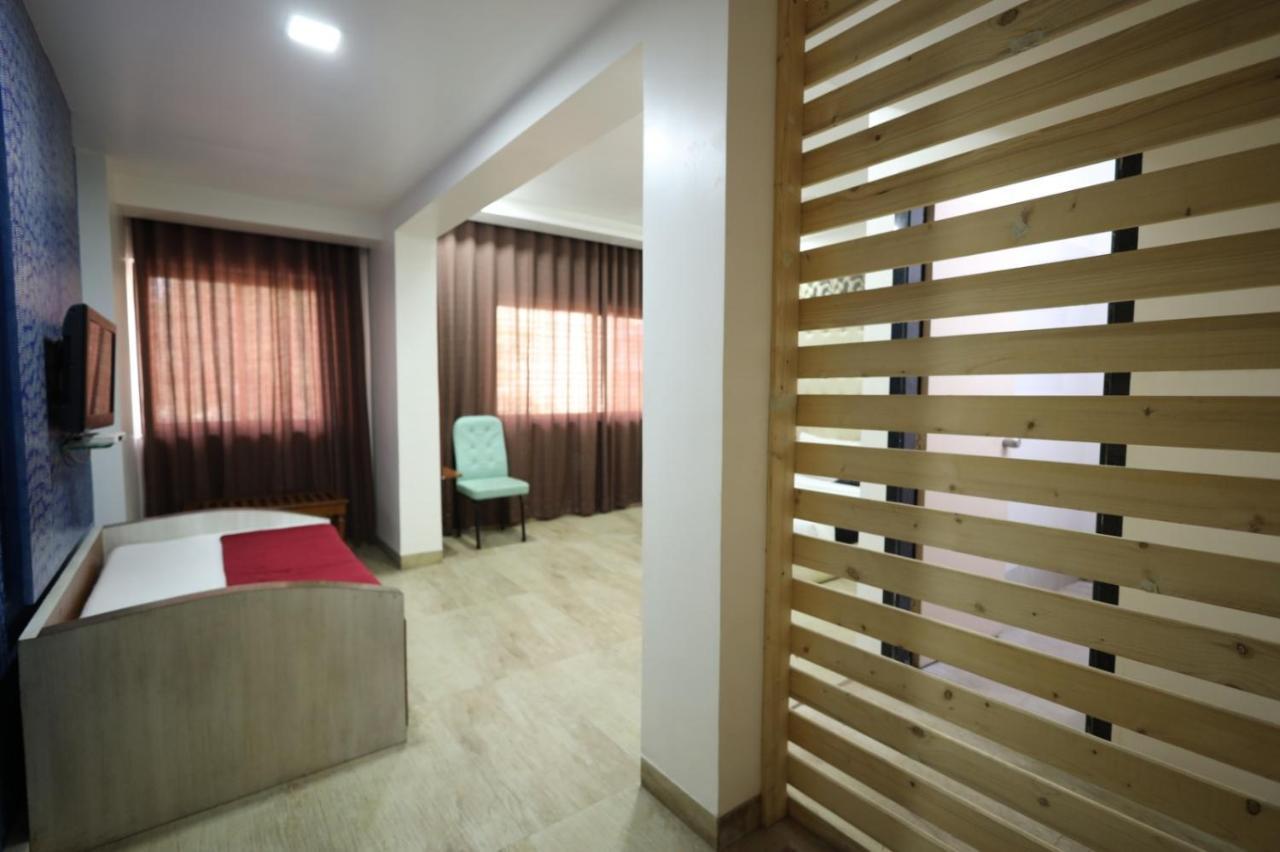 Saish Hotel Shirdi Exteriör bild